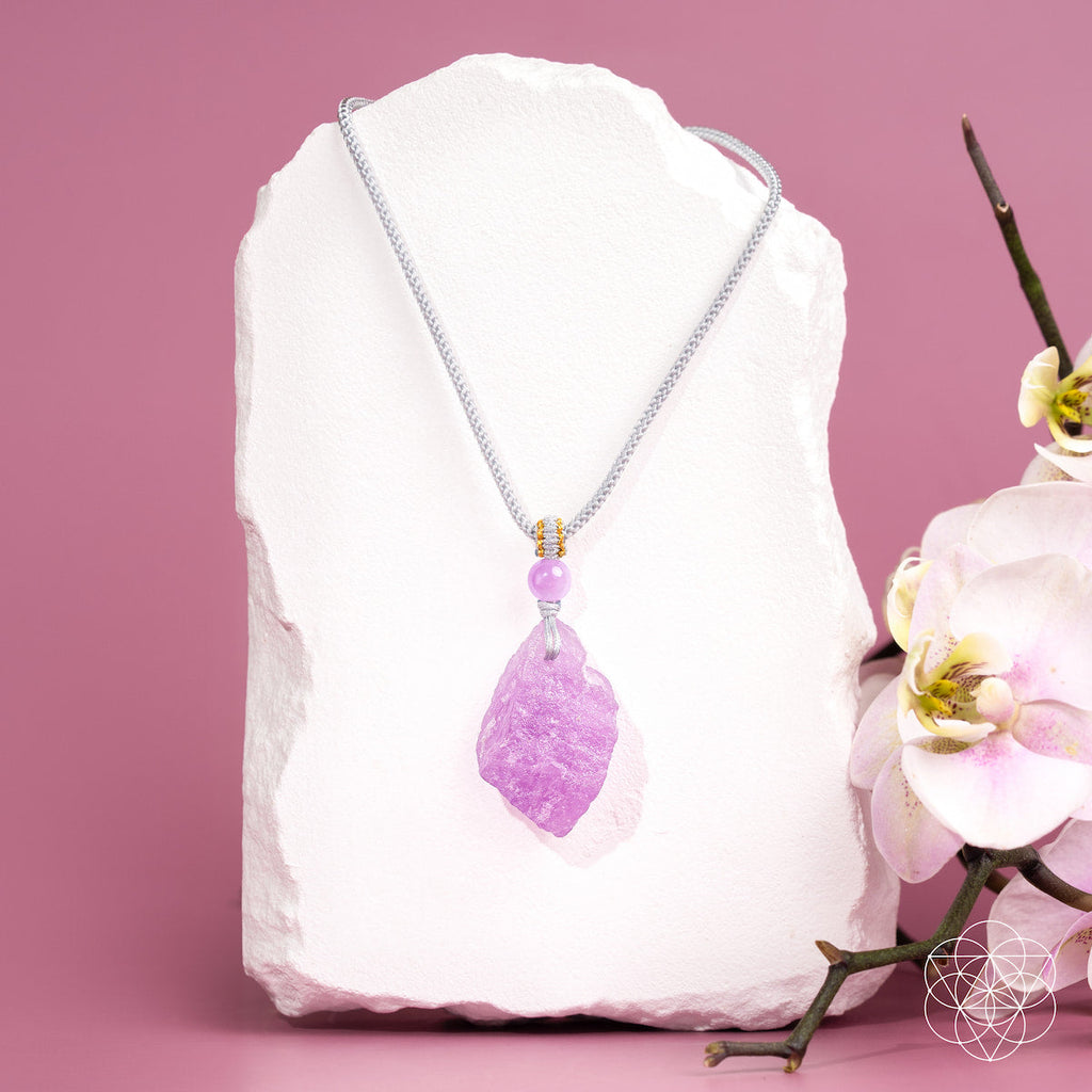 Más Raro Que los Diamantes - El Colgante de Kunzita Rosa