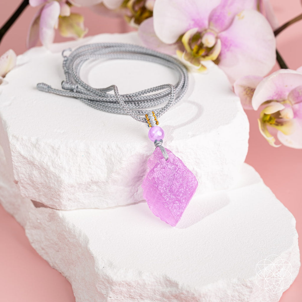 Más Raro Que los Diamantes - El Colgante de Kunzita Rosa