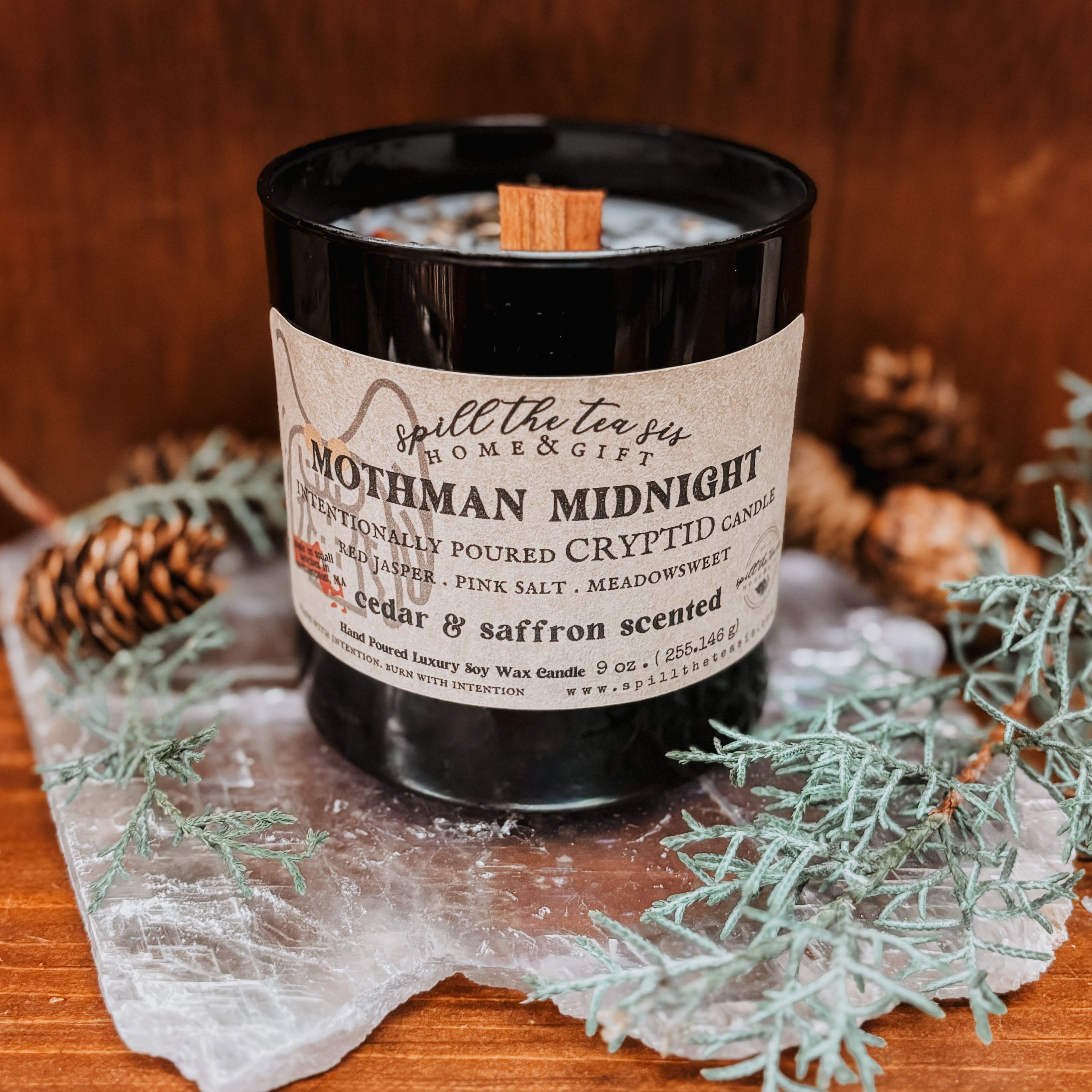 Vela de intención Mothman | Vela de soja críptido de cedro y azafrán